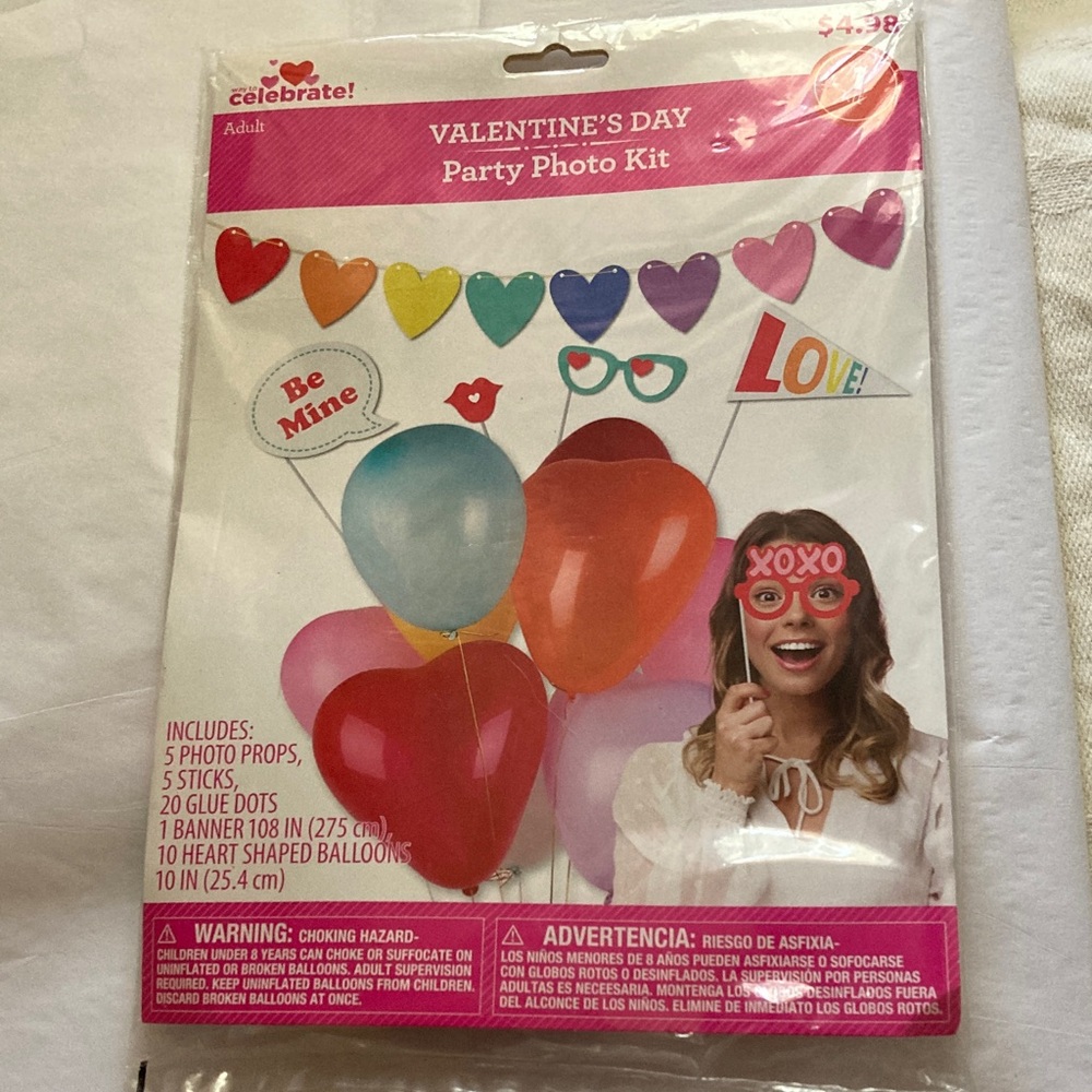 Way to Celebrate Valentines Heart Banner 10 heart shaped balloons 5 photo props